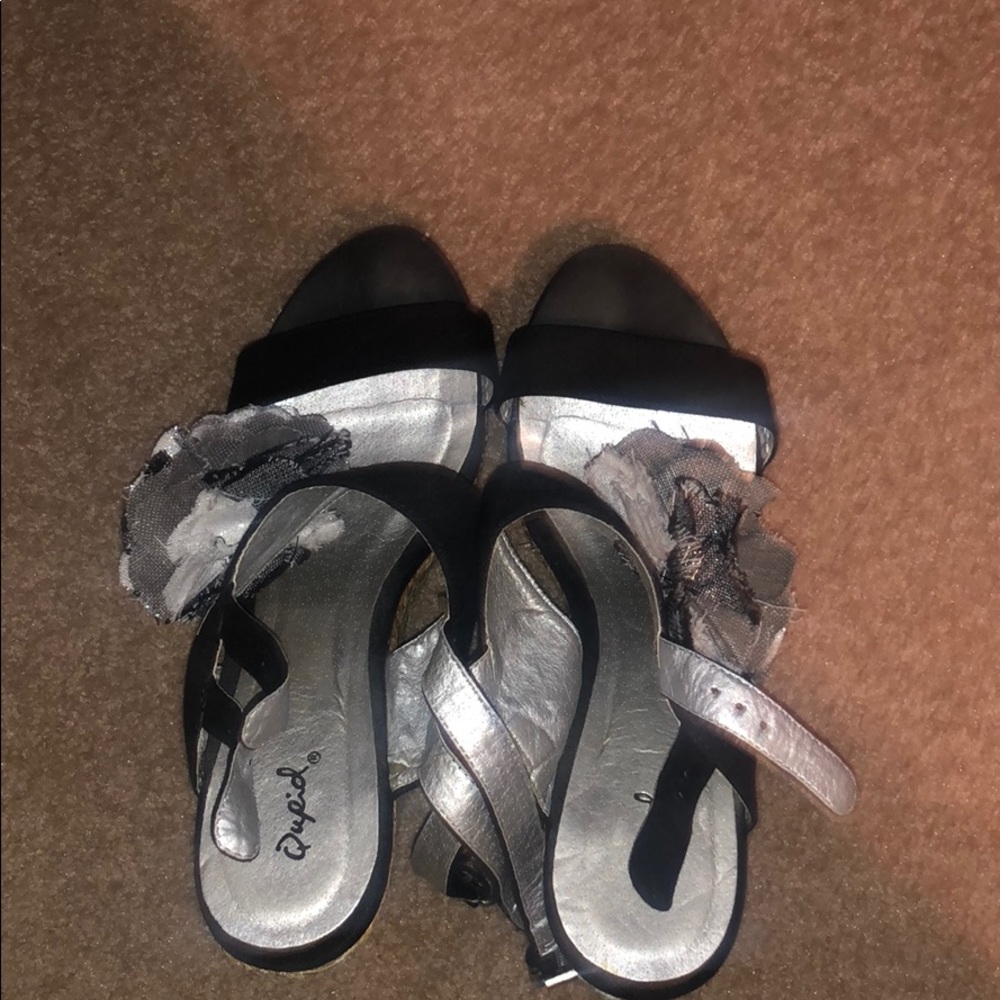 Women’s size 8-9 Qupid black wedges with flower
